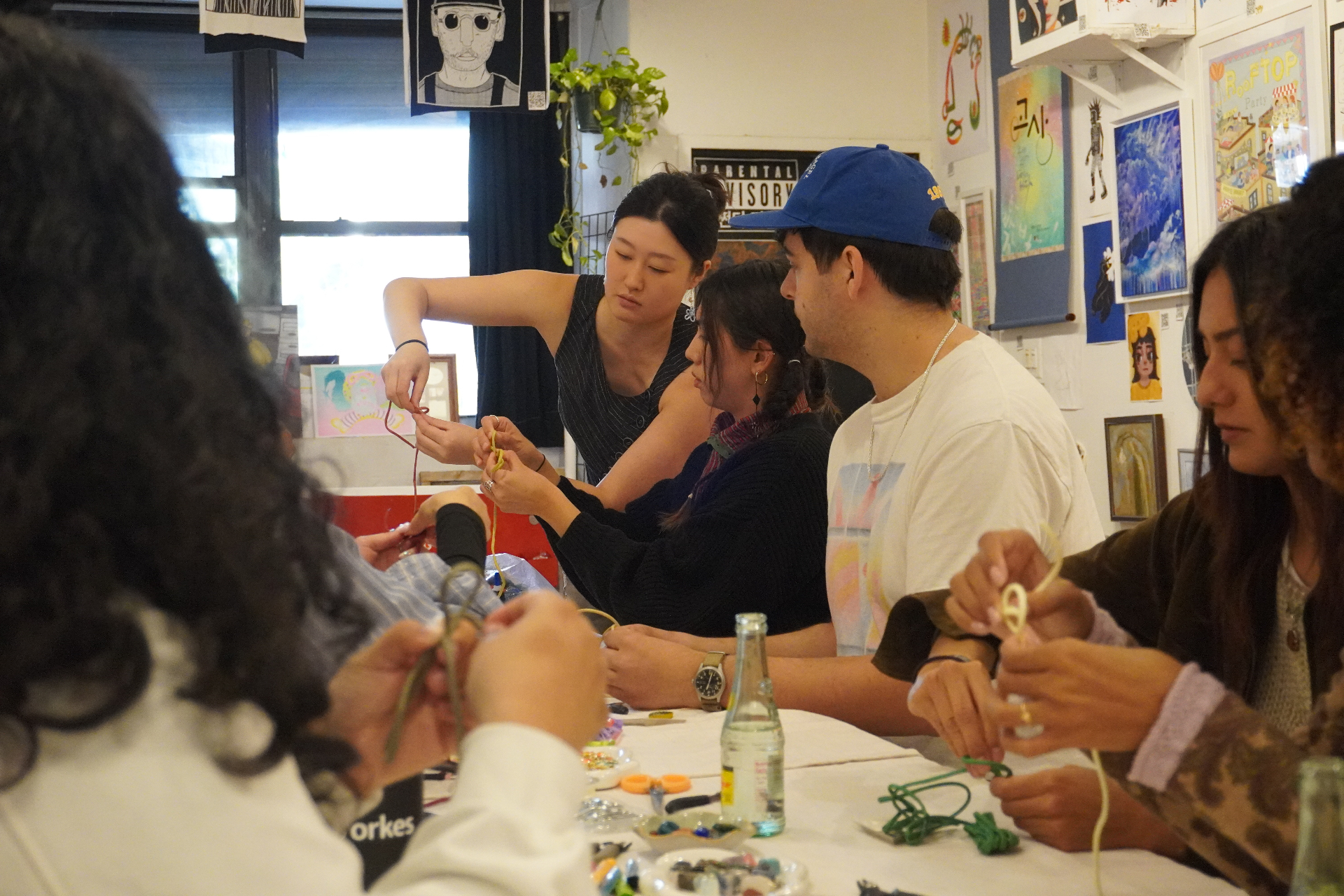 hands guiding a maedeup knot workshop